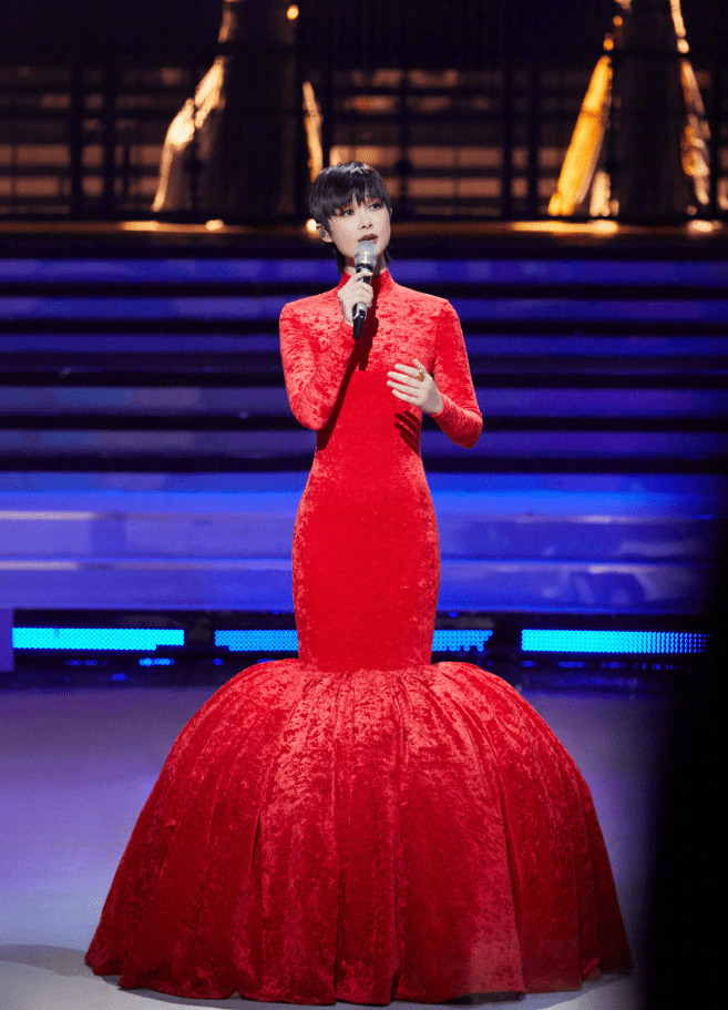 李宇春 李宇春变了不少，4套裙子一件比一件有女人味，再也不是男人婆了