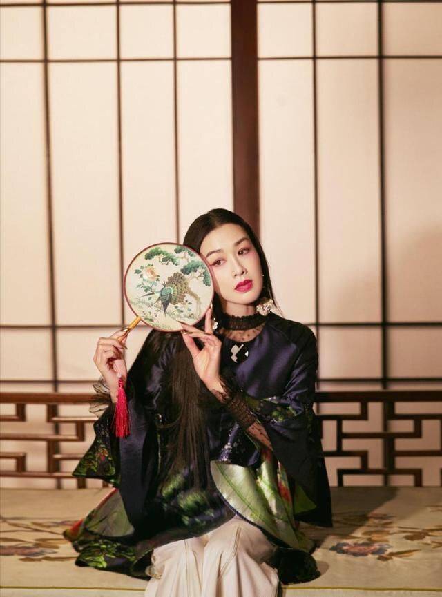 整体 钟丽缇拍全家福想扮嫩，穿旗袍还配哪吒头，却被婆婆贵妇装抢了镜