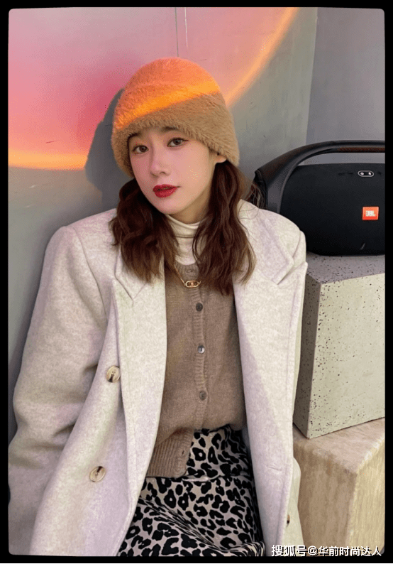 脖子 早春“大衣+高领衫”太高级了,保暖显气质,适合30、40岁的女人
