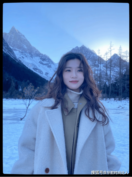 脖子 早春“大衣+高领衫”太高级了,保暖显气质,适合30、40岁的女人