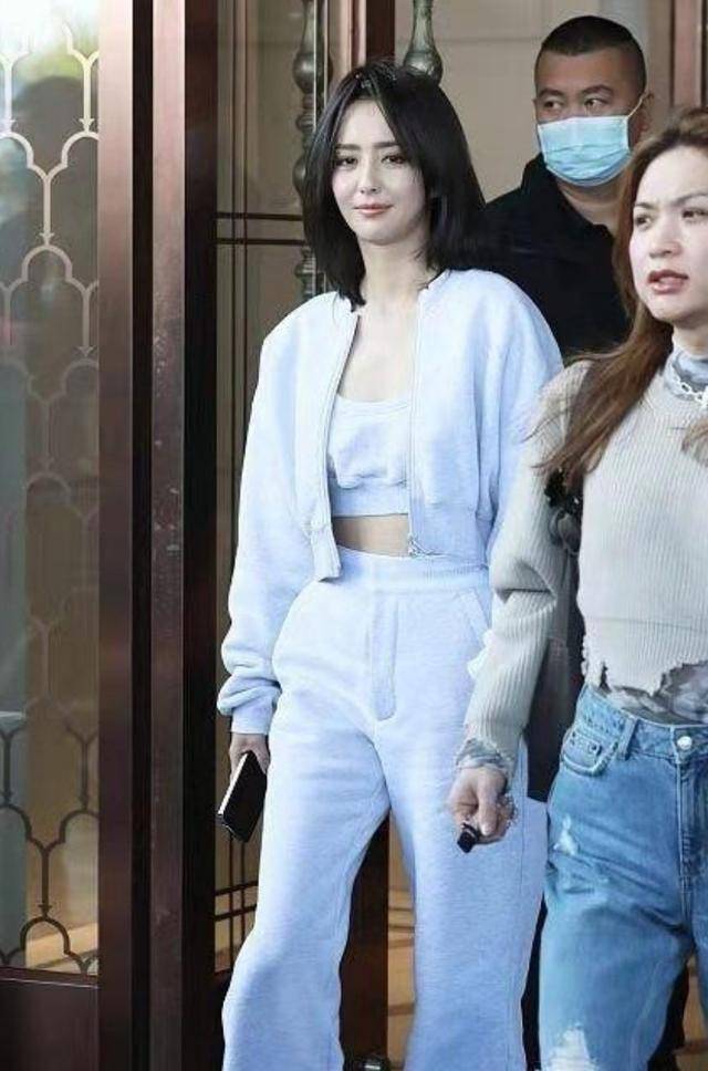 设计 佟丽娅穿运动装现身，38岁依然辣味十足，网友：陈思诚太不懂事了