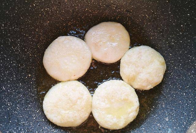 糯米糍粑做法要加什么粉 7baf5fa8a7a94857a604a45fef047530.jpeg