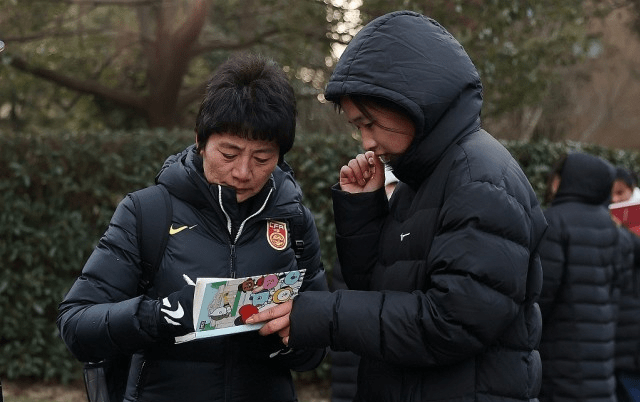 魅力 女足主帅水庆霞有多低调，看运动穿搭就知道了，简约大方有气魄