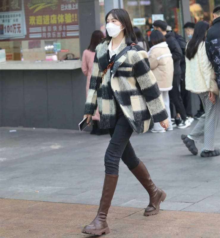 下装 立春后就脱了羽绒服吧，看重庆妹子穿毛绒外套街拍，保暖又时髦