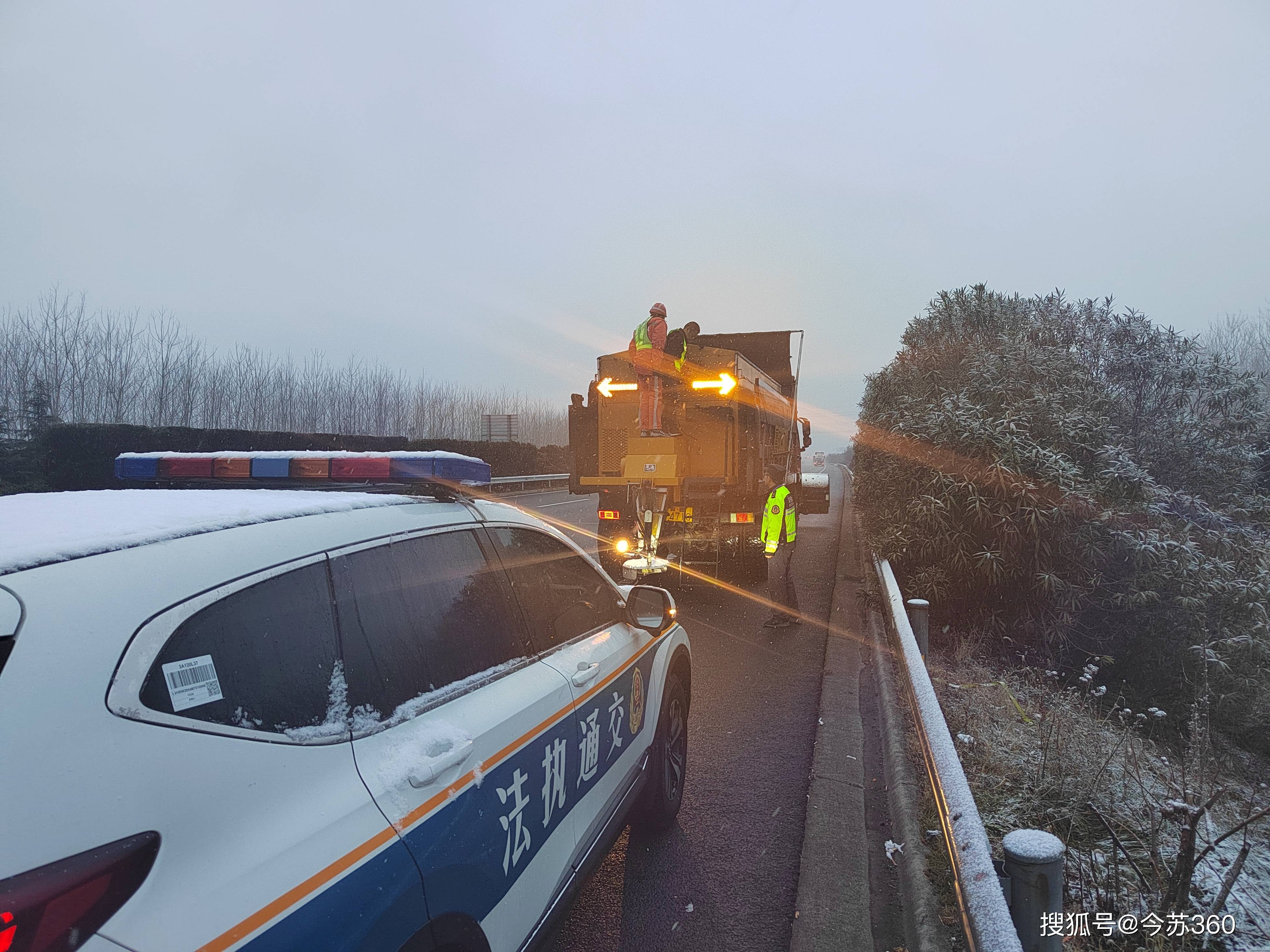 为防止因下雪造成路面结冰,堵车等安全隐患,大队与辖区高速交警,高速