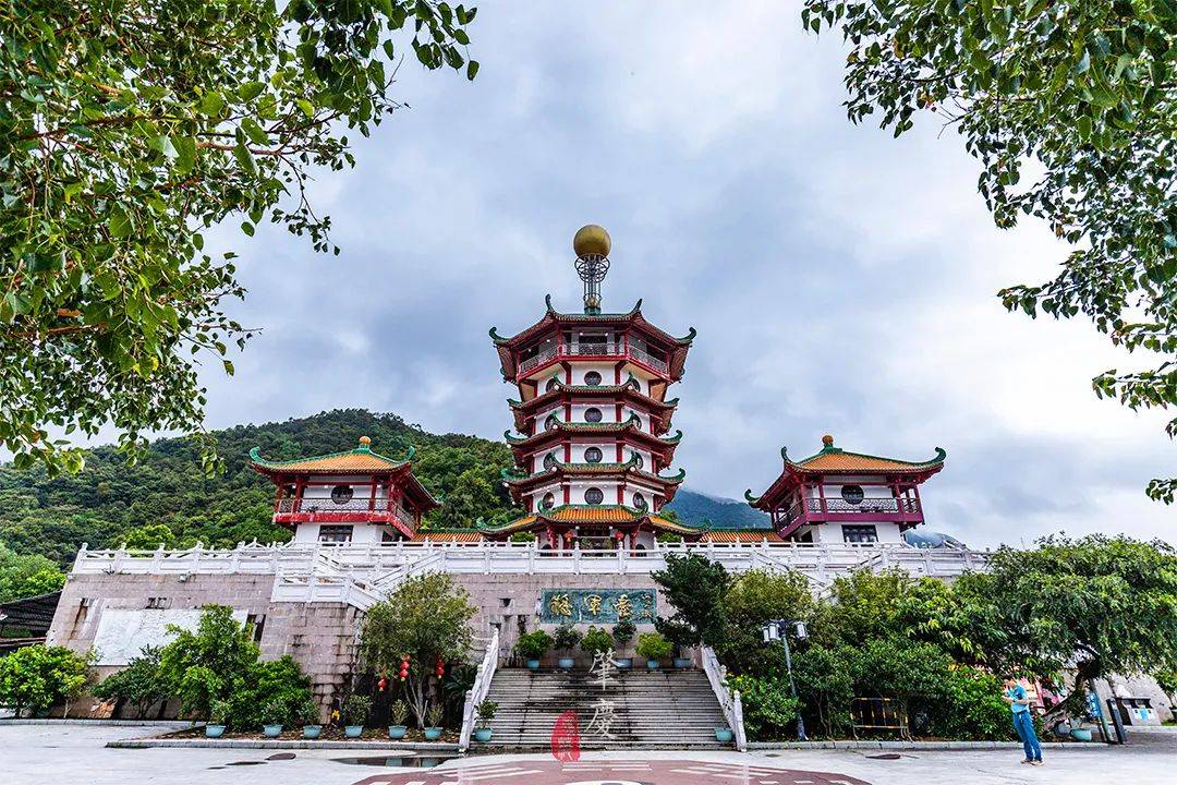 走过观星楼,还有赐财宝殿.明黄瓦顶,朱红廊柱,很是气派.