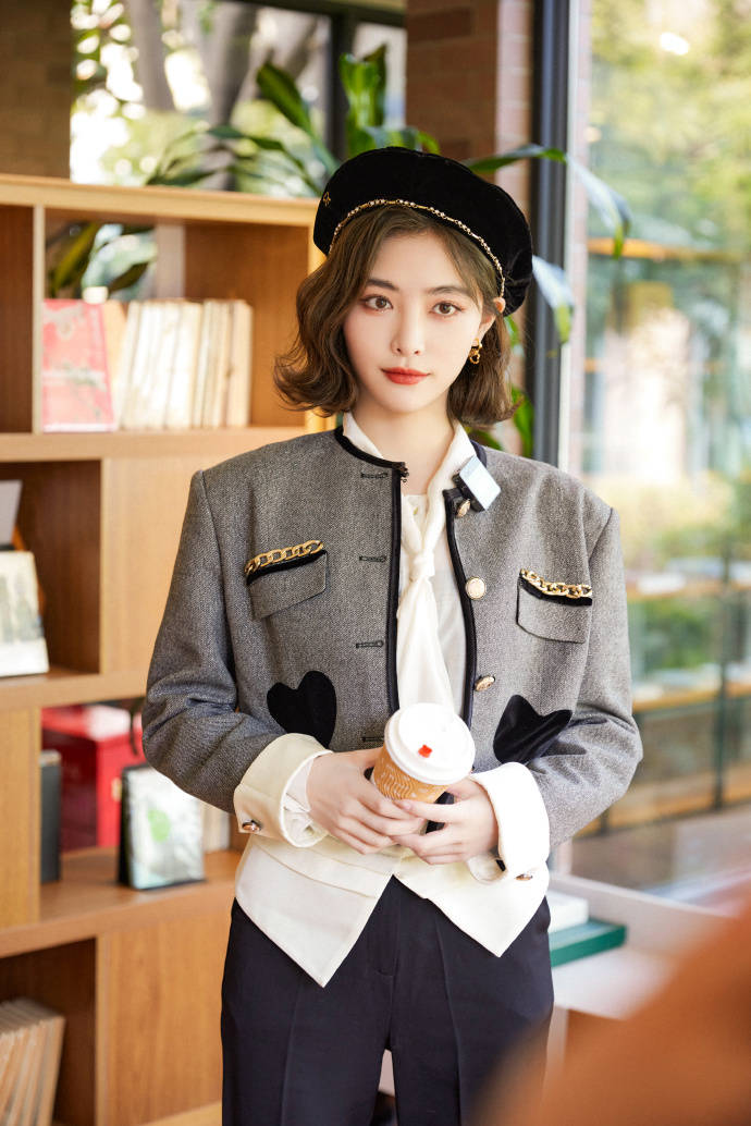 许佳琪头戴贝雷帽甜美写真!雪肤玉貌美得让人窒息_外套_女子_团体
