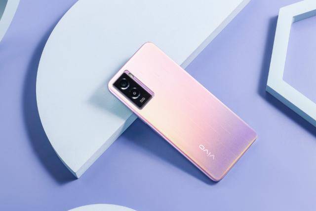 vivoy55s6gb 128gb版首销仅为1399元,首批用户还是送vivoxe710耳机