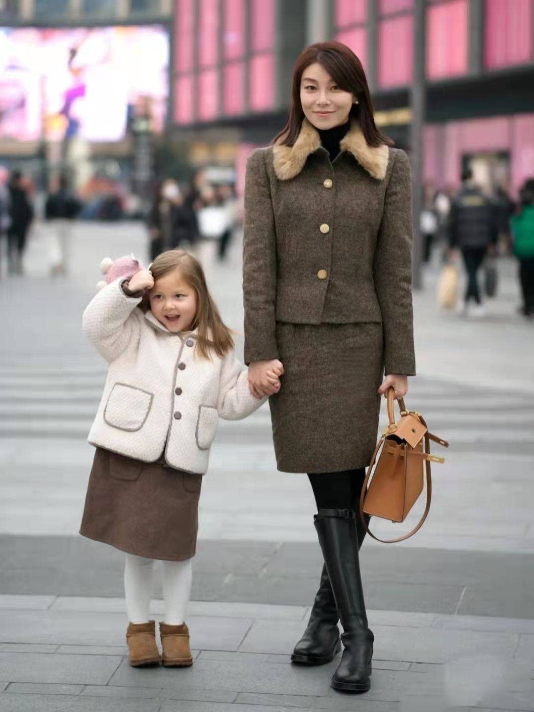 生活|杭州街拍中的“辣妈”真会穿，带娃爱美两不误，一套比一套更时尚