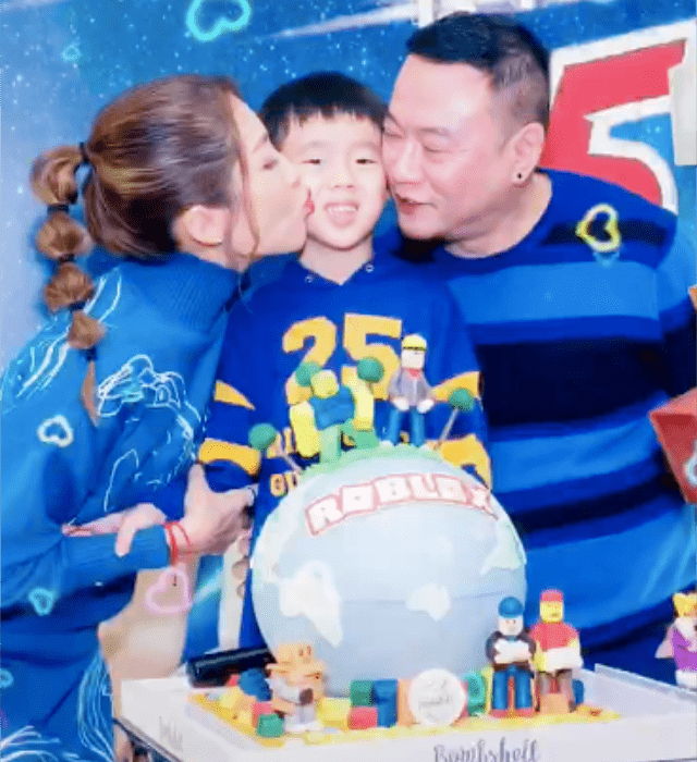 陈敏之晒拜年视频,大7岁富商老公罕出镜,5岁爱子孝顺跪地敬茶_儿子_雷