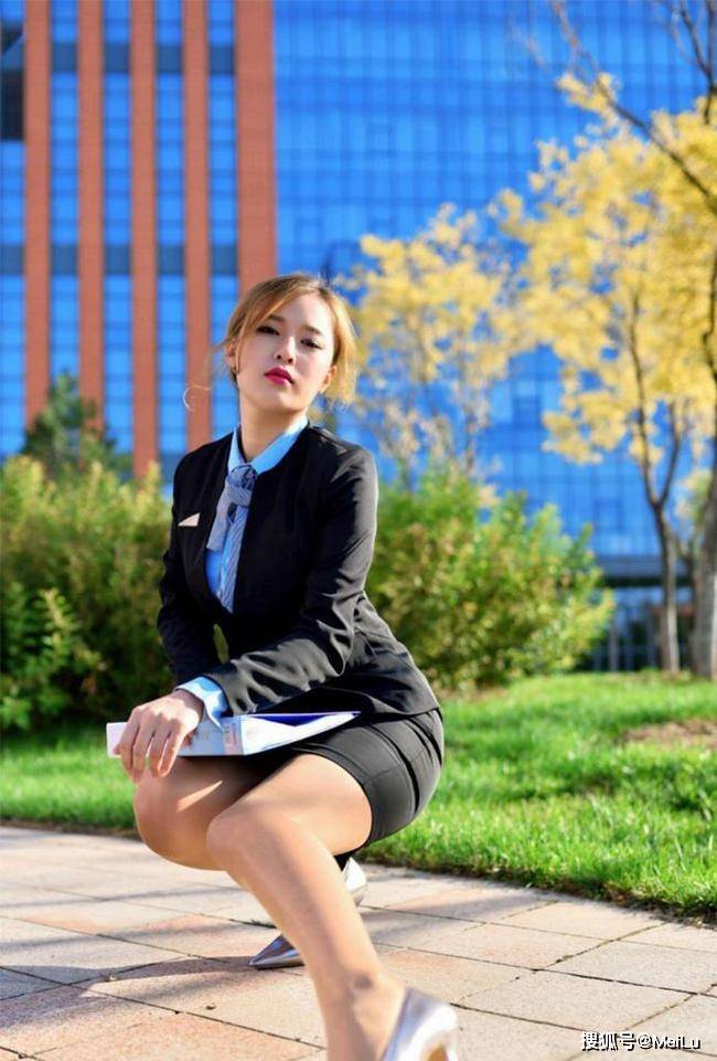 原创时髦洋气的23岁美女销售她身上的打扮与气质你是客户忍心拒绝吗