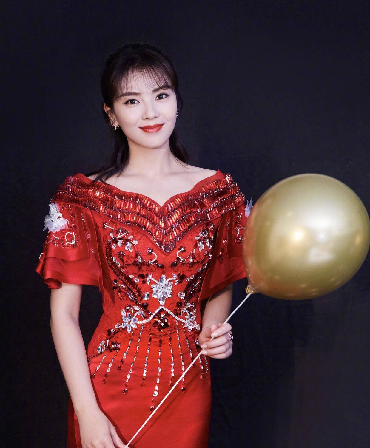 颜色 刘涛的“括号臀”太惊艳，穿深绿色挂脖礼服端庄优雅，高贵精致