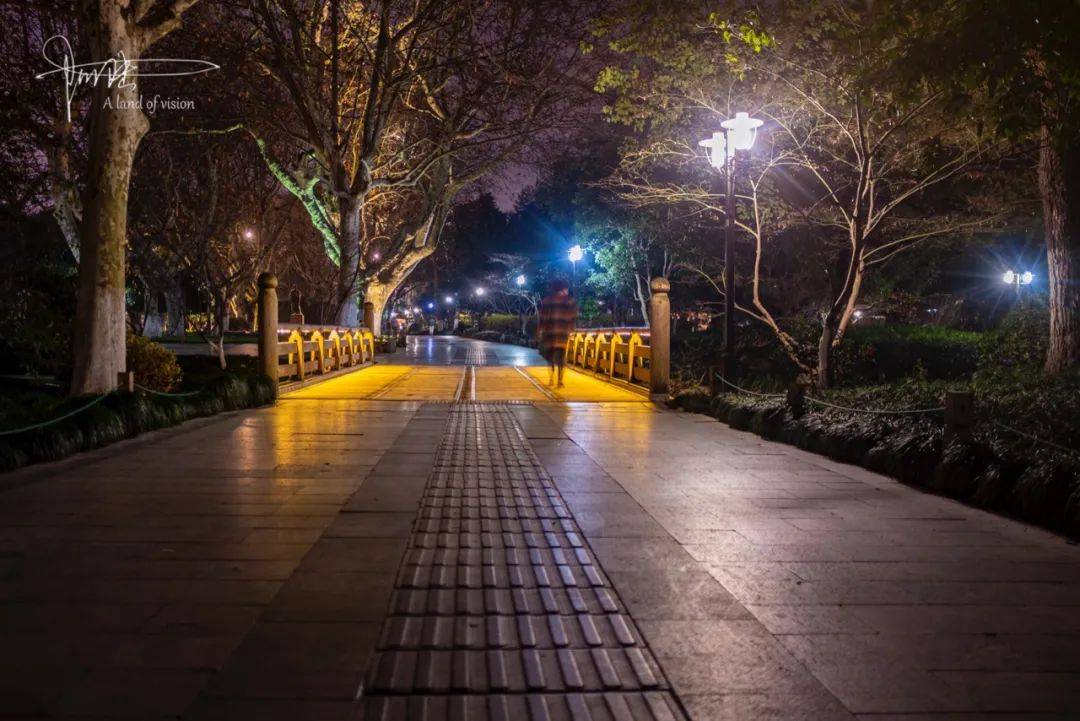 夜游杭州从北山街出发沿着西湖可以一直走到南山路风景都不错