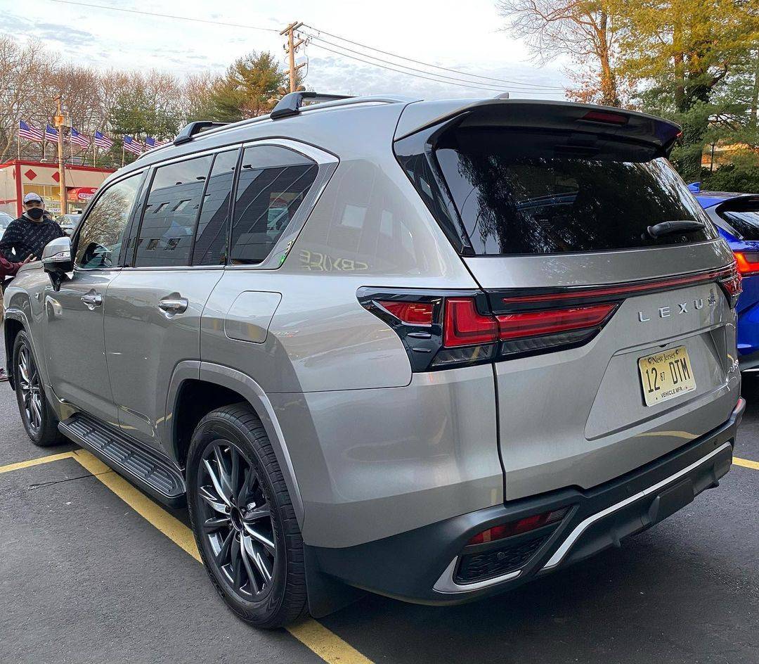 首批新款雷克萨斯lx抵港落地近200万质感一流还看啥路虎揽胜