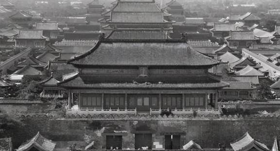清朝灭亡后，故宫面临了两次拆除危机，梁思成夫妇跪在城墙下哀求