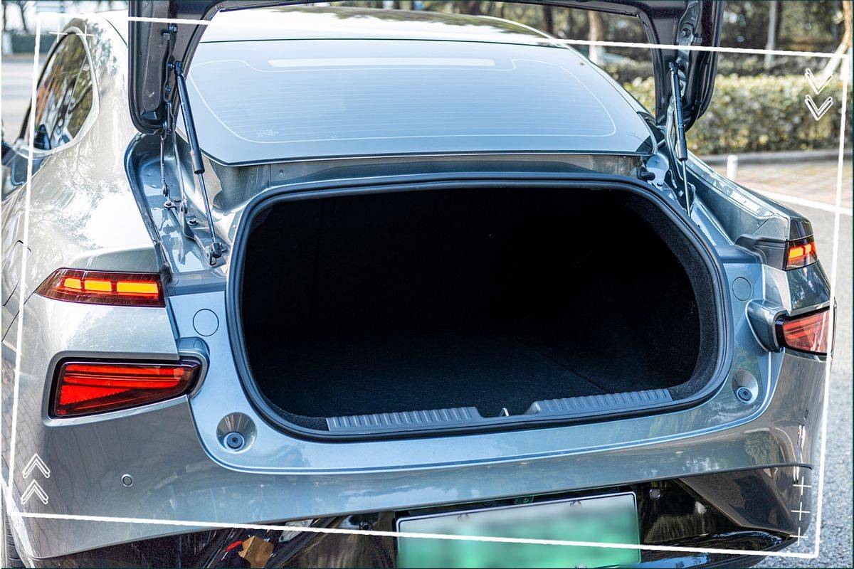 好在,小鹏p7的空间不小,整车后备箱有440l那么大,之前听销售说可以放