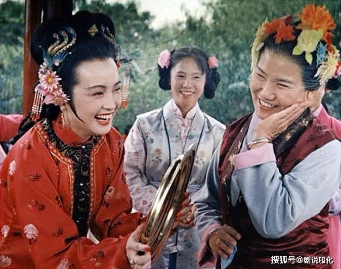 传统 服装师集体阵亡！古装剧除了交领长袍，就没别的款了？