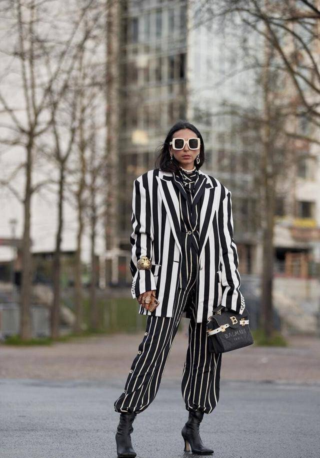 身材 别穿条纹衫了，今年流行的是“条纹长裤”，显瘦减龄，轻松上档次