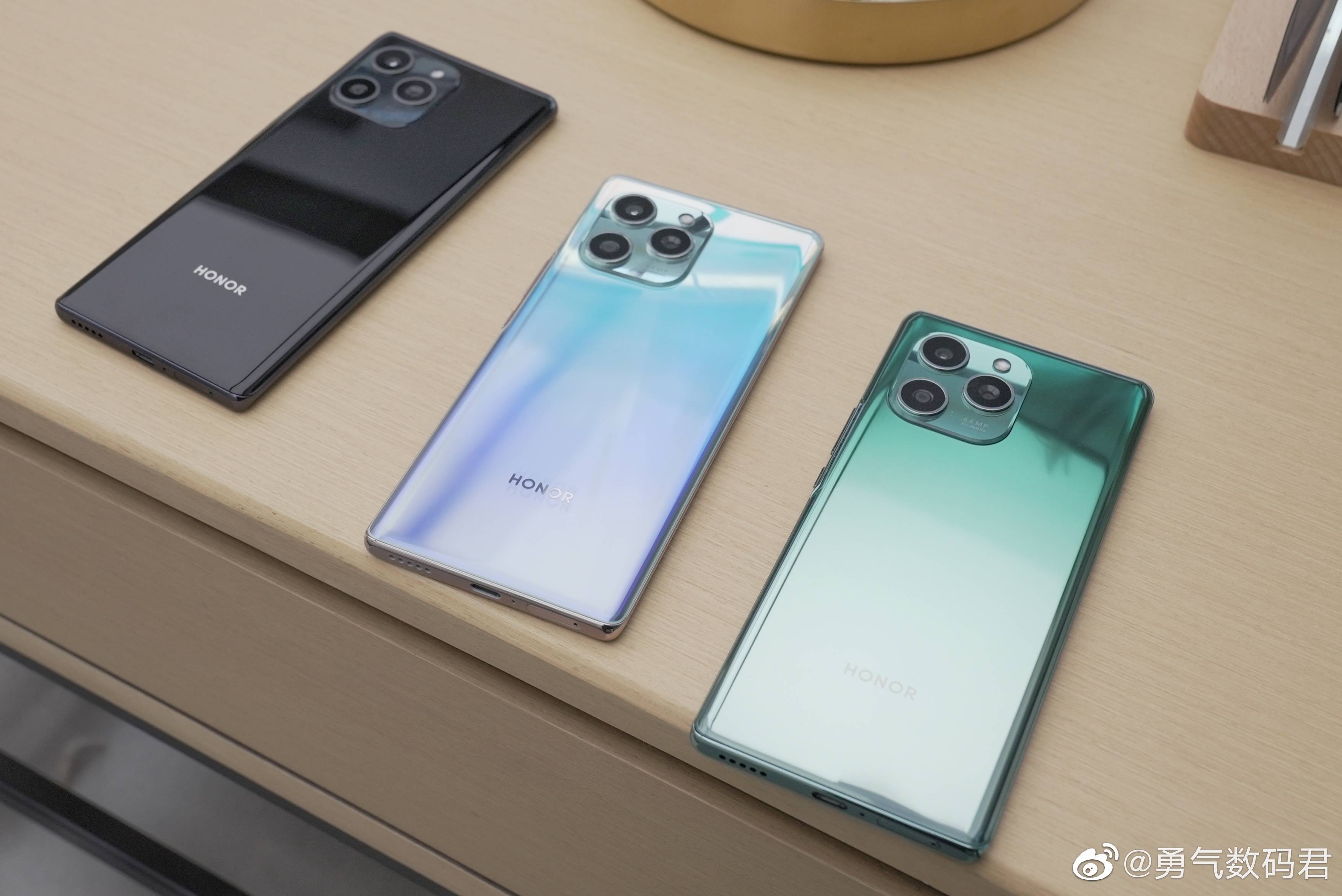 荣耀60 SE真机上手图出炉：后摄神似iPhone 13 Pro