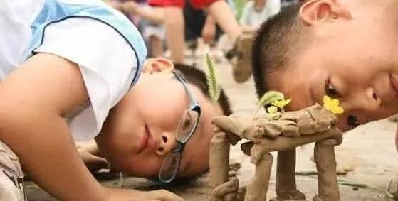 家务3岁宝宝帮妈妈做家务，却损失4万元，当妈的心疼又无可奈何
