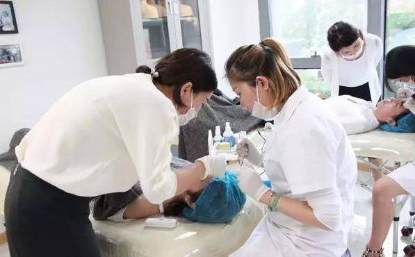画眉为何“不赞成”女人纹眉？纹眉师“道出”实话，庆幸当初没跟风