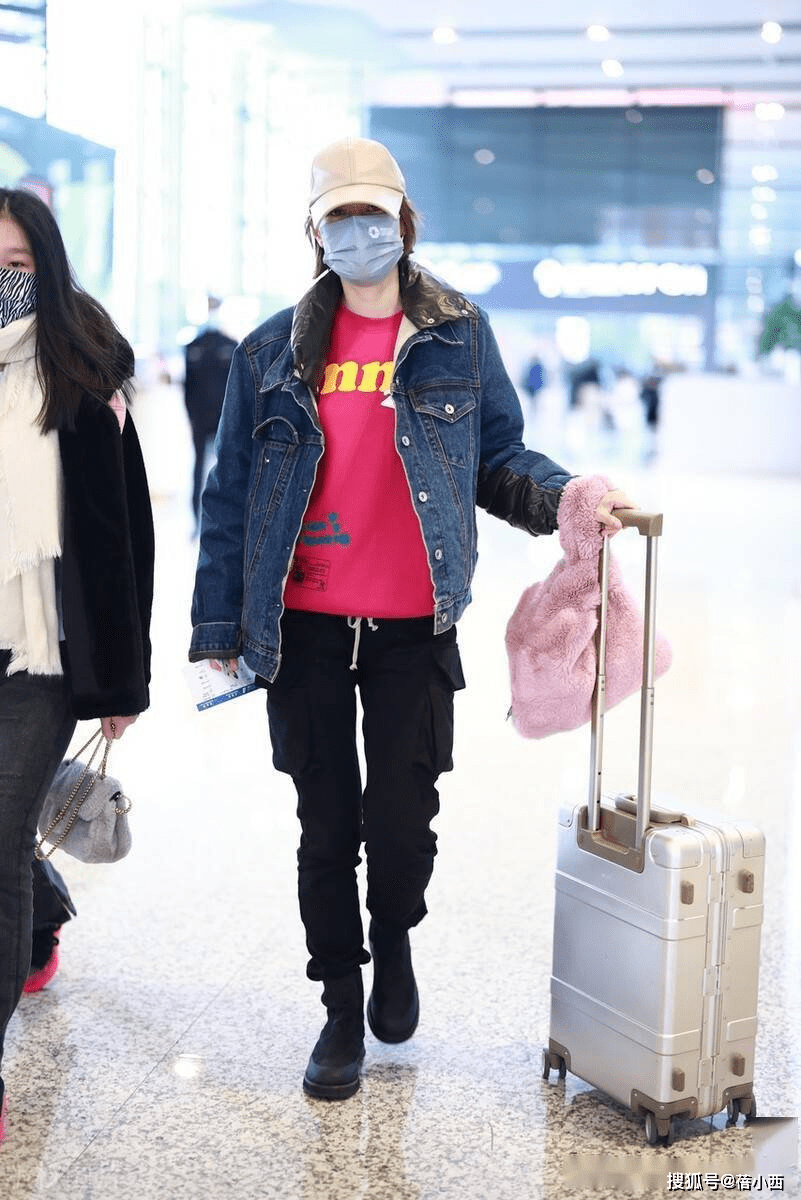 马伊琍 马伊琍真是越活越年轻，穿牛仔外套配玫红色t恤，洋气减龄还时髦