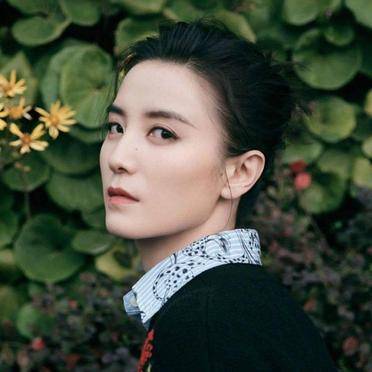 好身材 身穿一件印花设计的黑色针织衫叠穿浅色条纹衬衫,很有层次感,再搭配皮质短裙