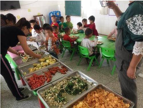 午餐|幼儿园老师误发午餐照到家长群，马上撤回，却被眼尖家长发现端倪