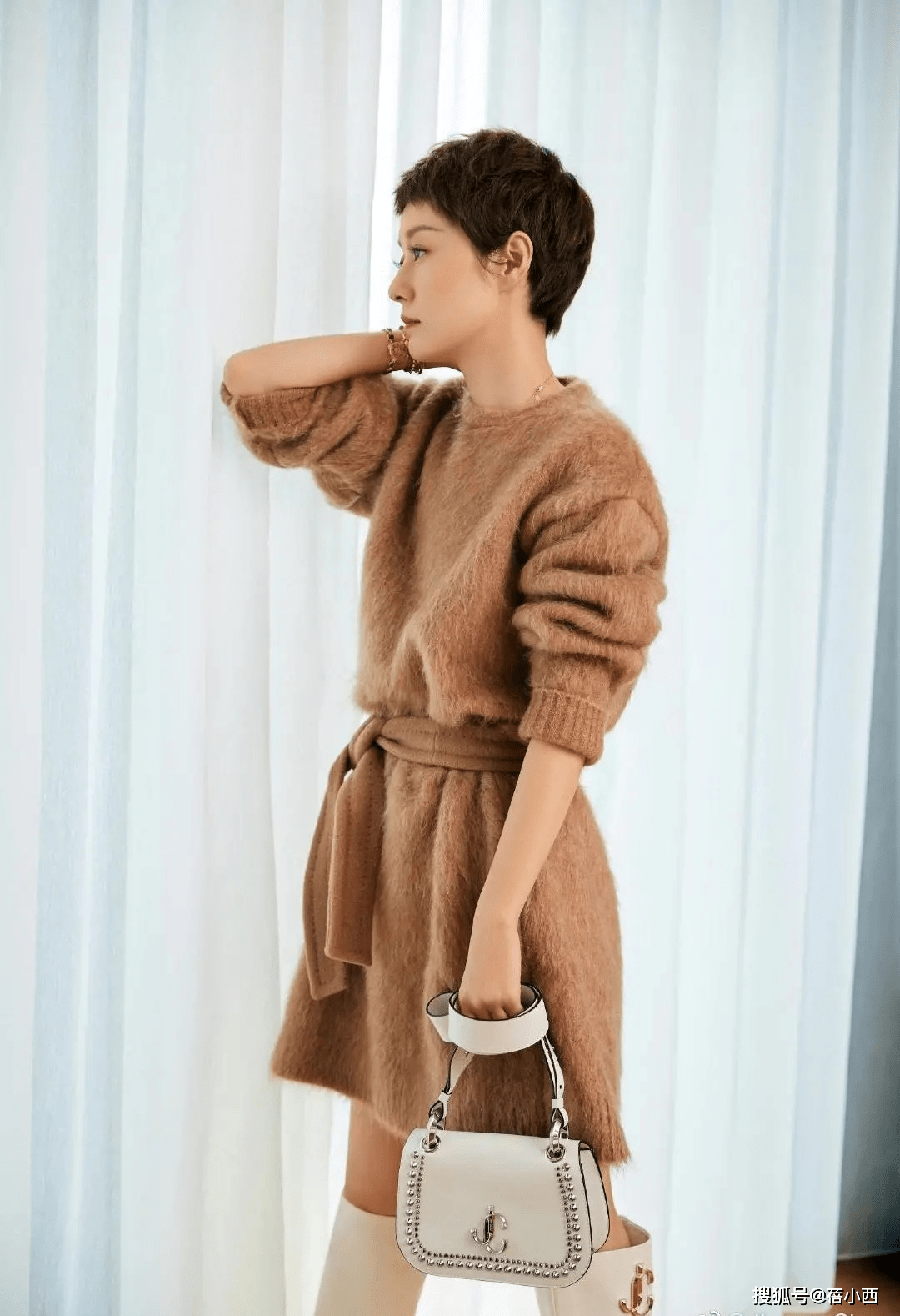 马伊琍 马伊琍真是越活越年轻，穿牛仔外套配玫红色t恤，洋气减龄还时髦