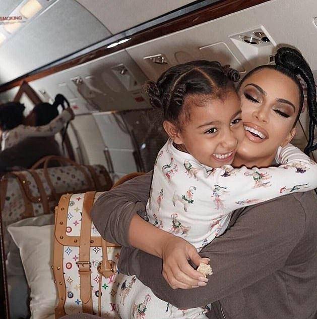 羽毛金卡戴珊5岁女儿不得了!黑色羽毛裙搭黑色口红,竟比妈妈都时髦