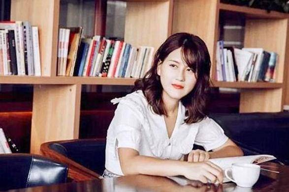 社会歪脸女孩整容成功后拒当网红，终圆教师梦，网友评其：不忘初心