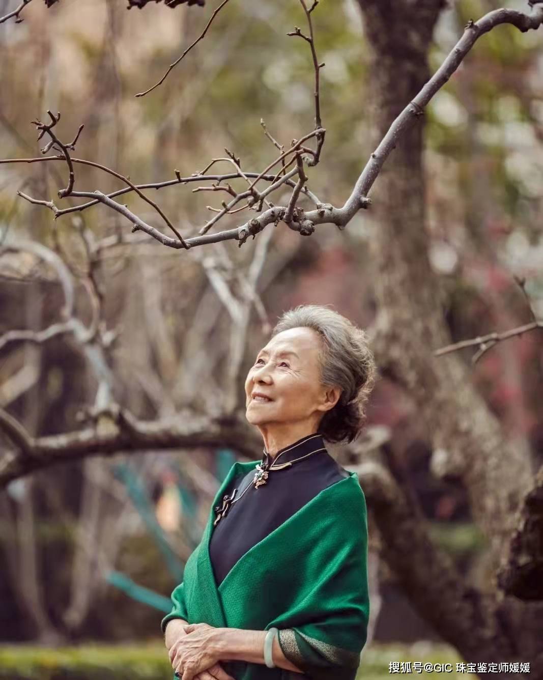 国民奶奶吴彦姝戏里戏外与翡翠有不解之缘演绎什么叫优雅变老