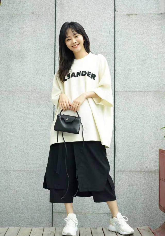 服装 格子衫搭长筒袜，穿出小学妹气质，完全看不出真实年纪