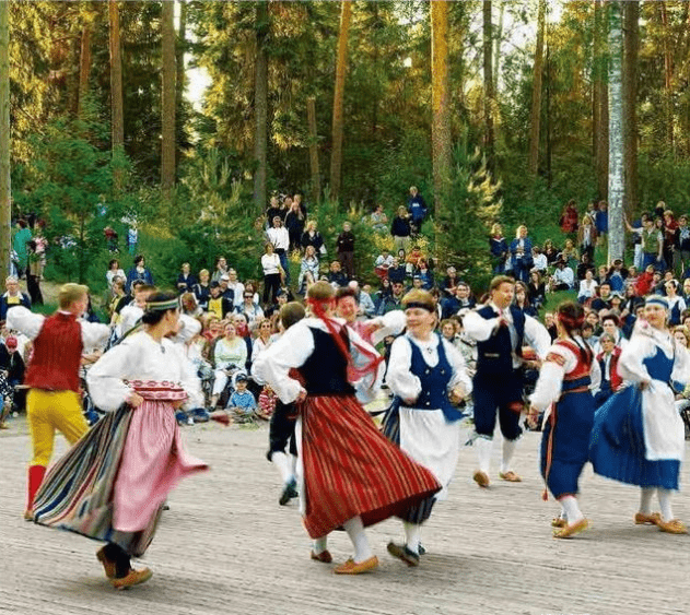 来到芬兰必须参加一次的盛大节日——仲夏节
