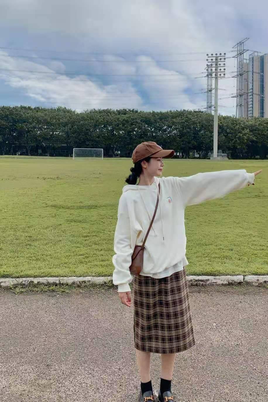 黑色 卫衣不一定配裤子才好看,搭这4种“半身裙”,时尚减龄显气质