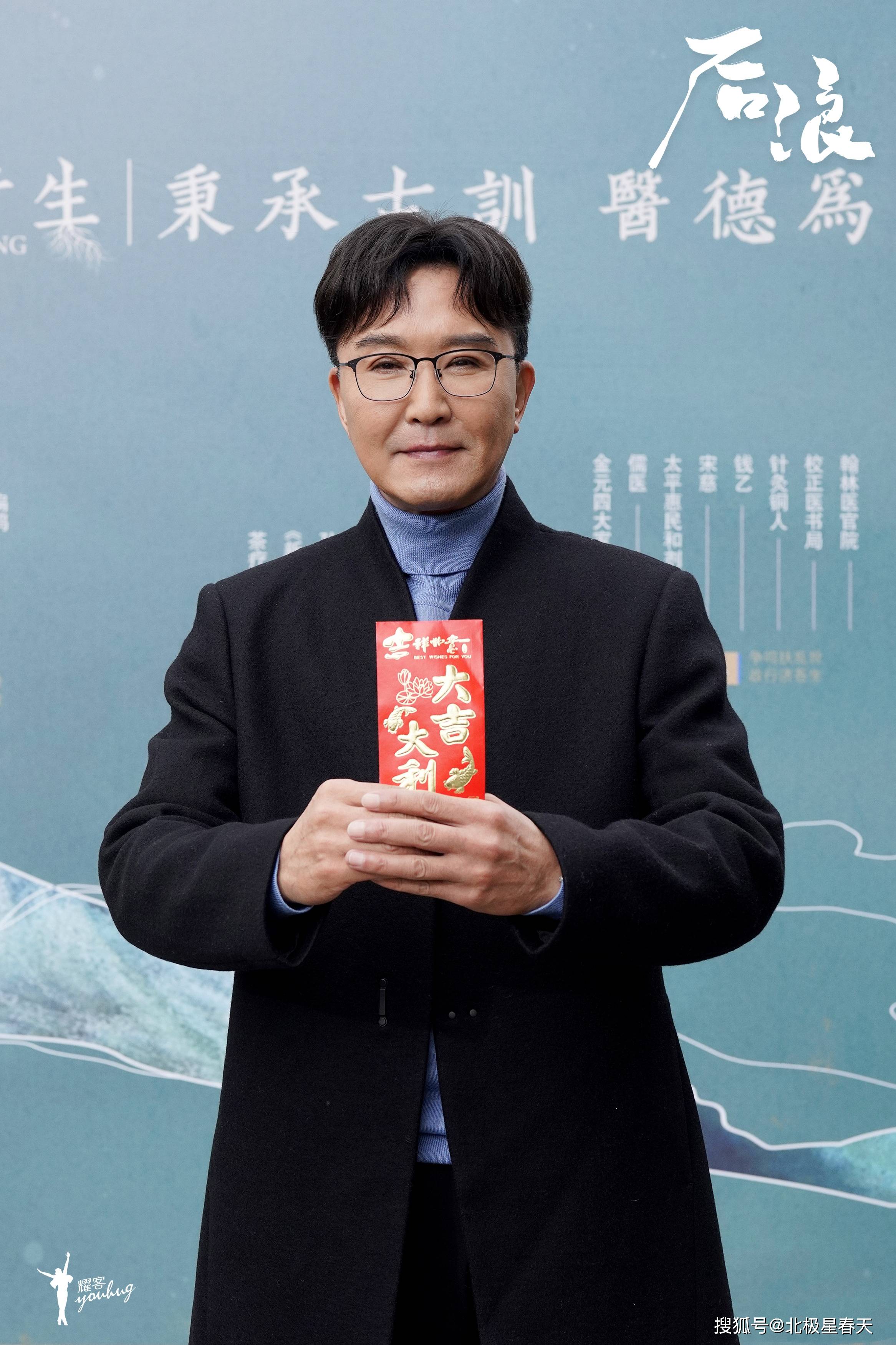 赵露思粉丝手撕耀客传媒,疑似宣传照恶意抠图,不给女主单人照