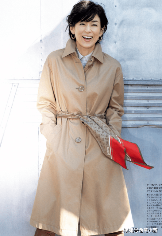 风衣 早春40岁女人别穿得太老气,学日本博主这样穿搭,时髦又有女人味