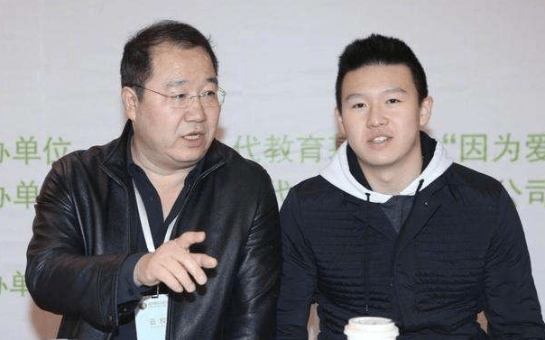 原创英达两儿第二任前妻宋丹丹带大儿巴图生活小儿上冬奥会打冰球