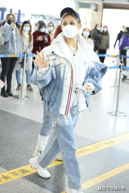 宁静 宁静越老越霸气，穿绿色千鸟格外套配马丁靴，一头金发赚足眼球