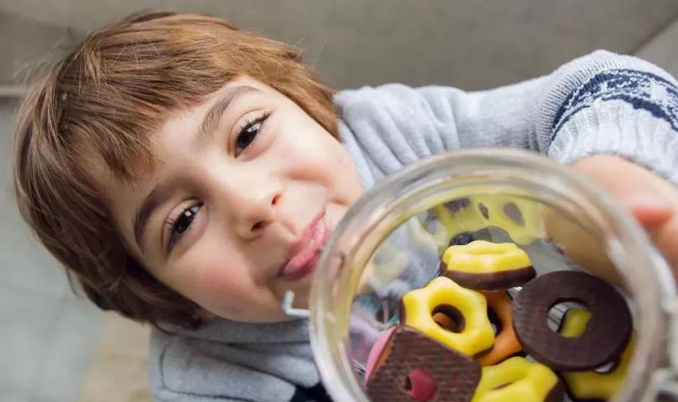 诱惑|本质是吃货,高铁上男孩看见乘务员吃零食,根本就迈不开双腿了