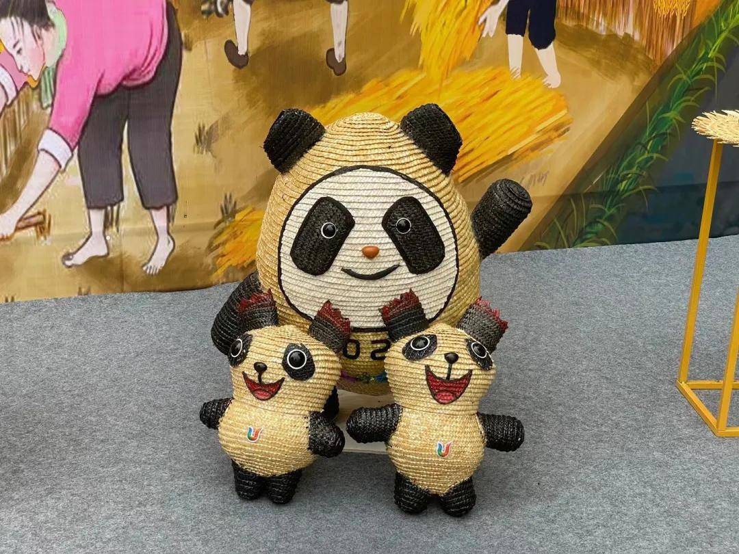 抢不到冬奥吉祥物冰墩墩?柏合的"草编嬢嬢"给你编一个!