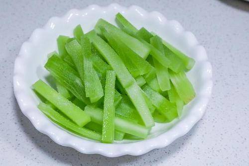 怎么晒莴笋干爽脆不变色 96818c22a232466998bf7ab63b8c91f4.jpeg