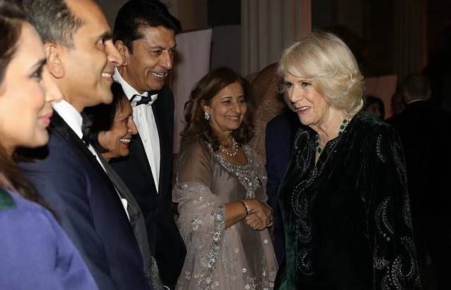 设计 英国的未来王后不好当！卡米拉连着三天亮相，穿天鹅绒长褂太霸气