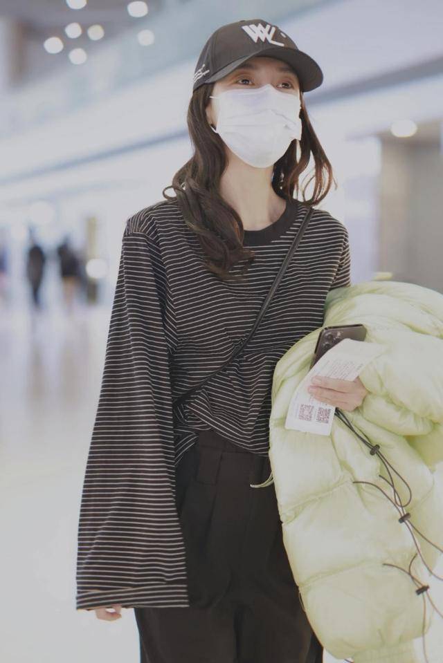 轮廓穿横条纹休闲造型，素颜状态好但无神，眼部妆容真的很重要