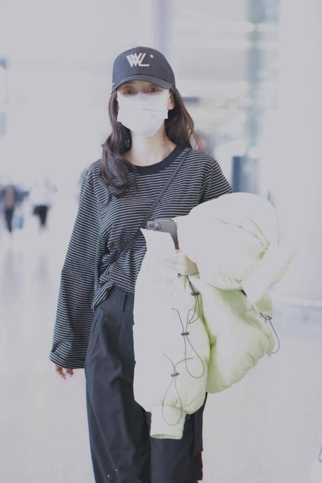 轮廓穿横条纹休闲造型，素颜状态好但无神，眼部妆容真的很重要