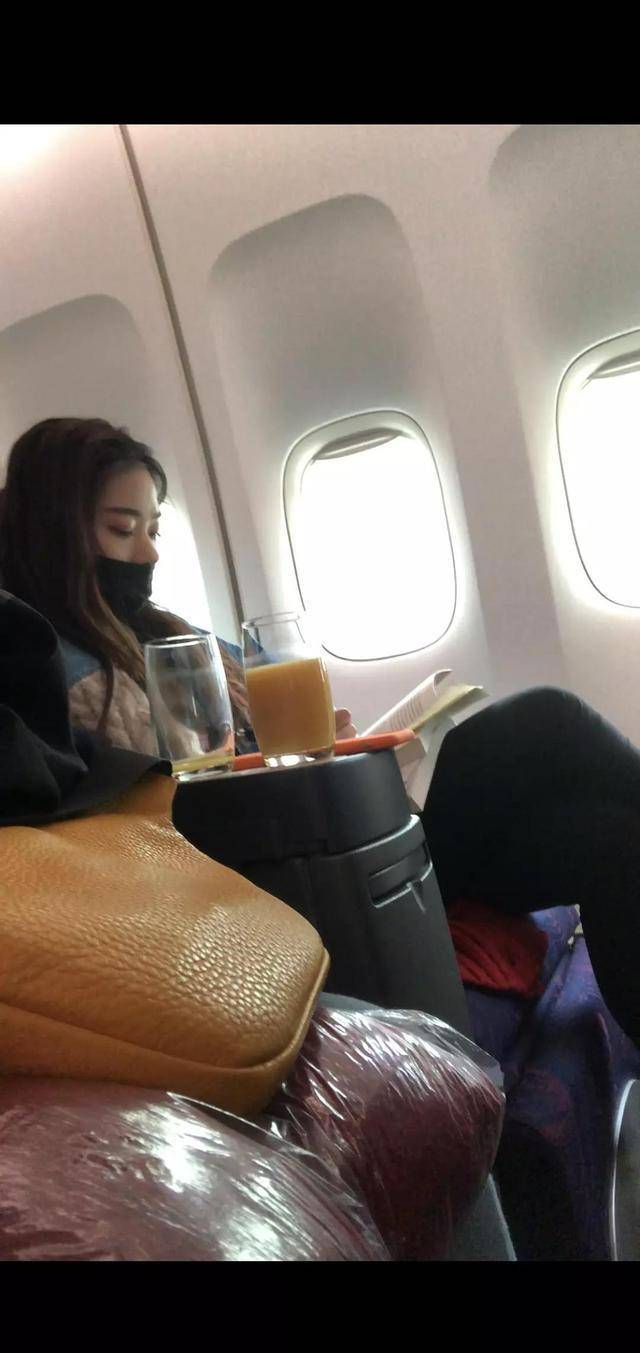 下巴网友偶遇火箭少女，吴宣仪头围比路人小很多，张紫宁却一直在学习