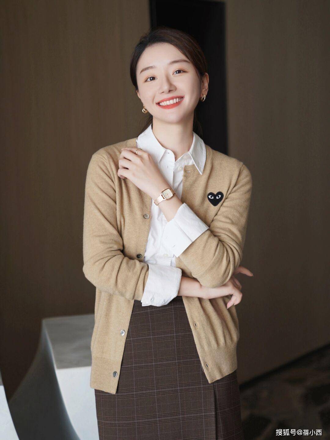 驼色 春季赶时髦就穿“针织开衫”，优雅又实用，配牛仔裤半身裙都好看