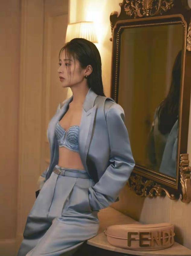 中空 颖儿新造型彻底封神!梳油发大背头变女霸总,中空穿西装太美艳