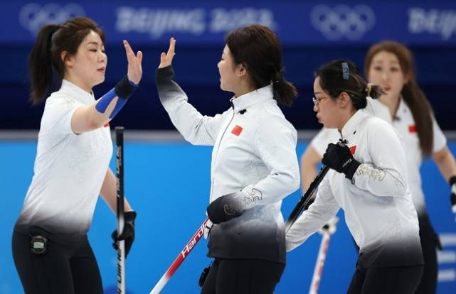 终于赢了！中国女子冰壶队战胜冬奥卫冕冠军垒次调整获奇效！