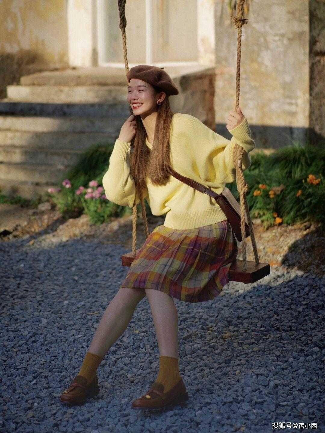 毛衣 今年春季火了这3条半身裙,配毛衣和西装都很合适,好看还实用